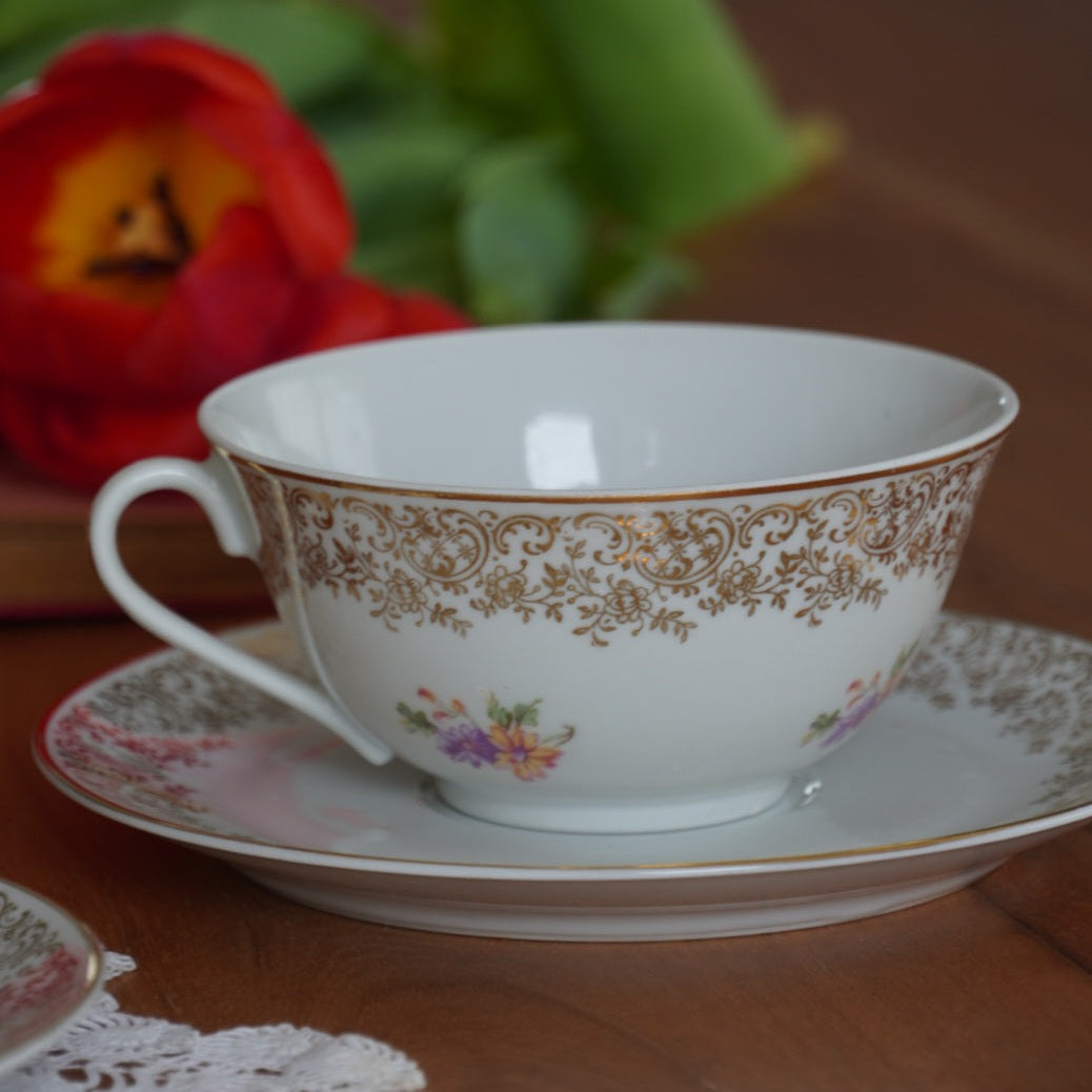 Tête-à-tête de tasses "Aliette" en porcelaine de Chauvigny fleurie et dorée F.D.