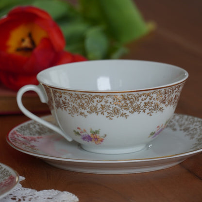 Tête-à-tête de tasses "Aliette" en porcelaine de Chauvigny fleurie et dorée F.D.