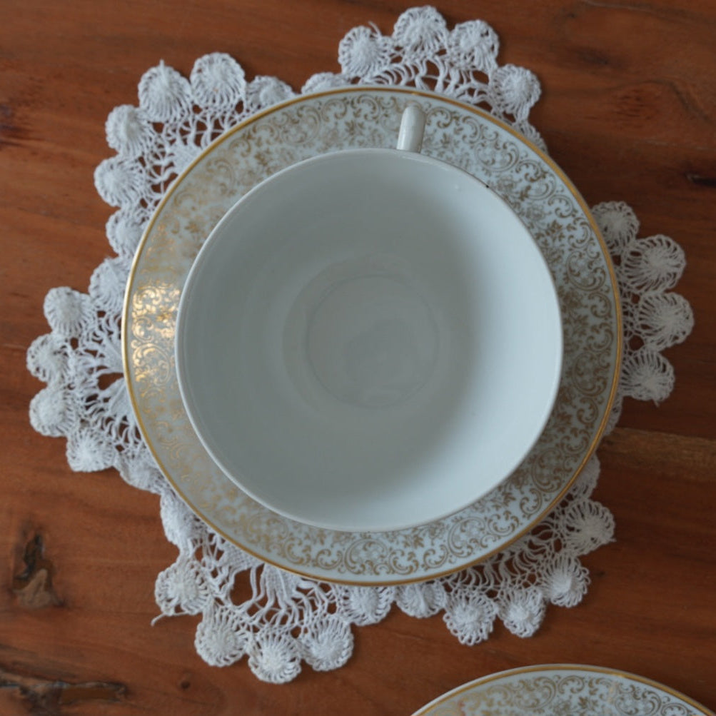 Tête-à-tête de tasses "Aliette" en porcelaine de Chauvigny fleurie et dorée F.D.