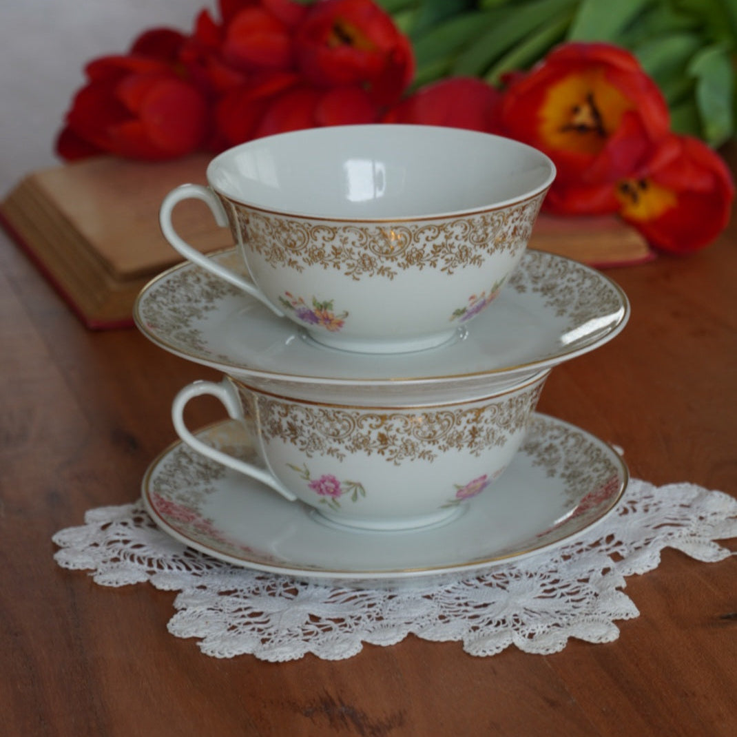 Tête-à-tête de tasses "Aliette" en porcelaine de Chauvigny fleurie et dorée F.D.