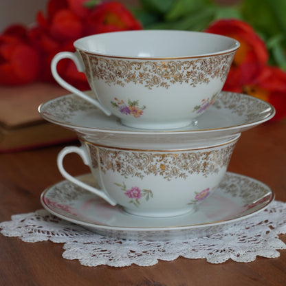 Tête-à-tête de tasses "Aliette" en porcelaine de Chauvigny fleurie et dorée F.D.