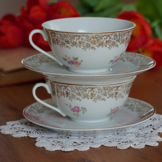 Tête-à-tête de tasses "Aliette" en porcelaine de Chauvigny fleurie et dorée F.D.