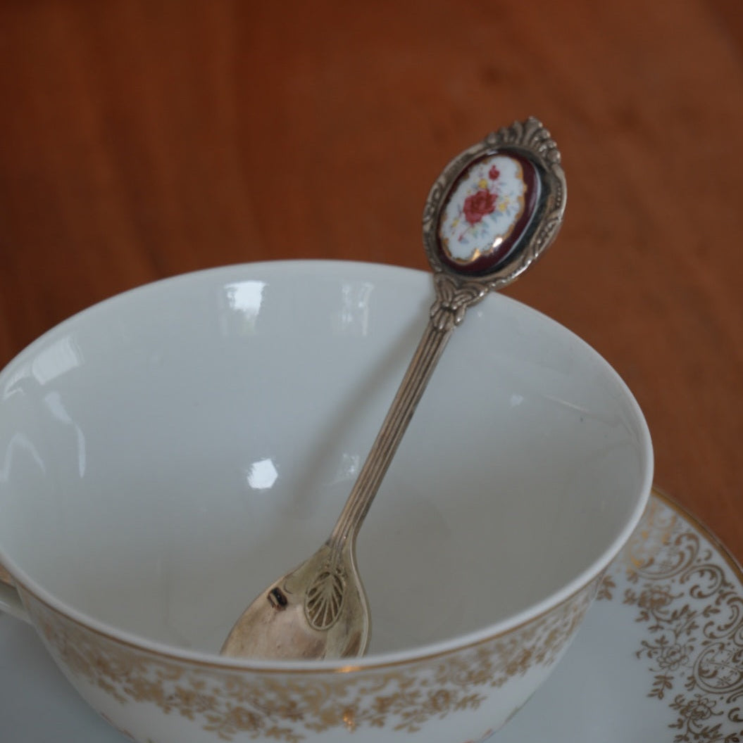 Cuillère à thé "Jane" en métal avec son médaillon en porcelaine fleuri Royal Albert