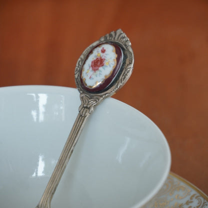 Cuillère à thé "Jane" en métal avec son médaillon en porcelaine fleuri Royal Albert