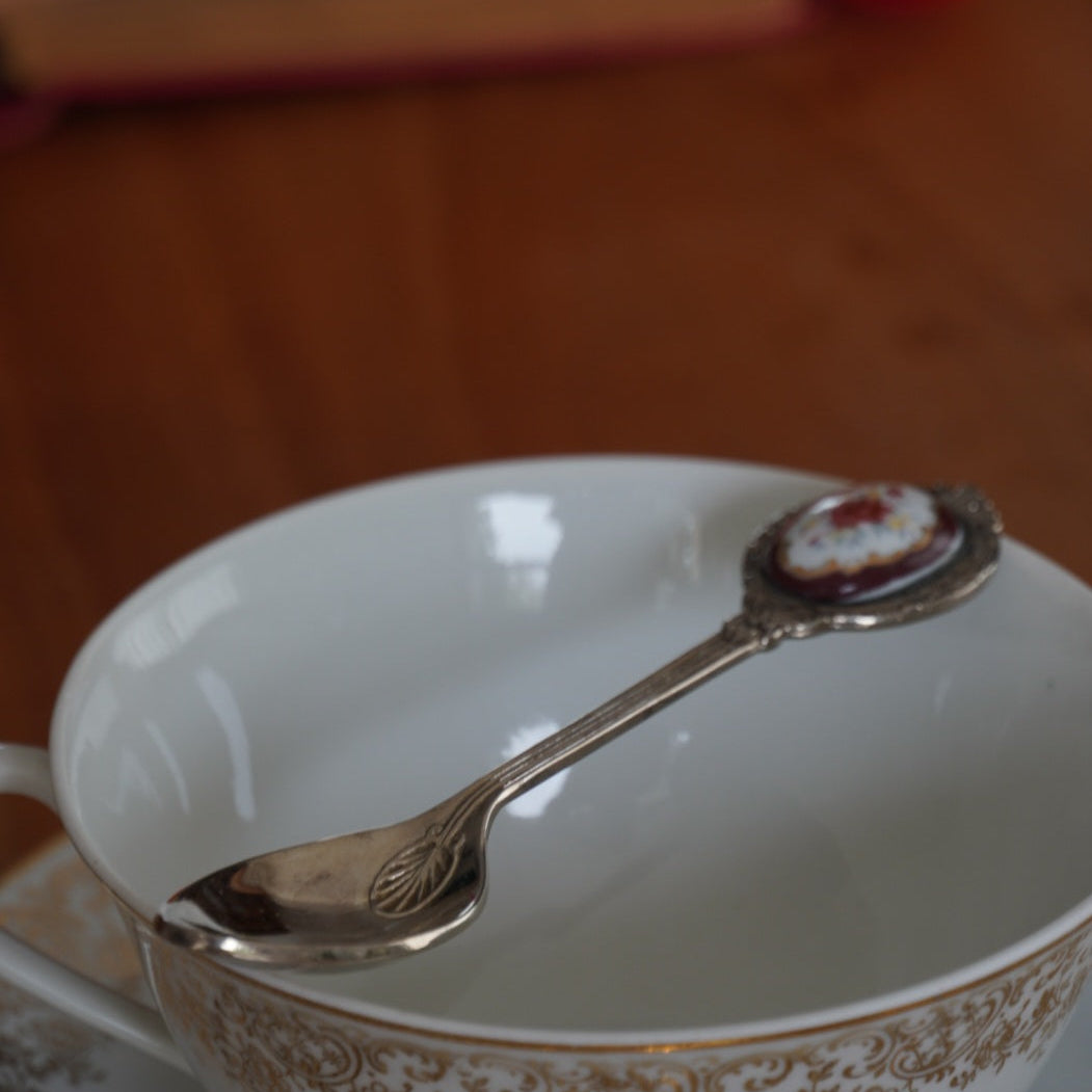 Cuillère à thé "Jane" en métal avec son médaillon en porcelaine fleuri Royal Albert