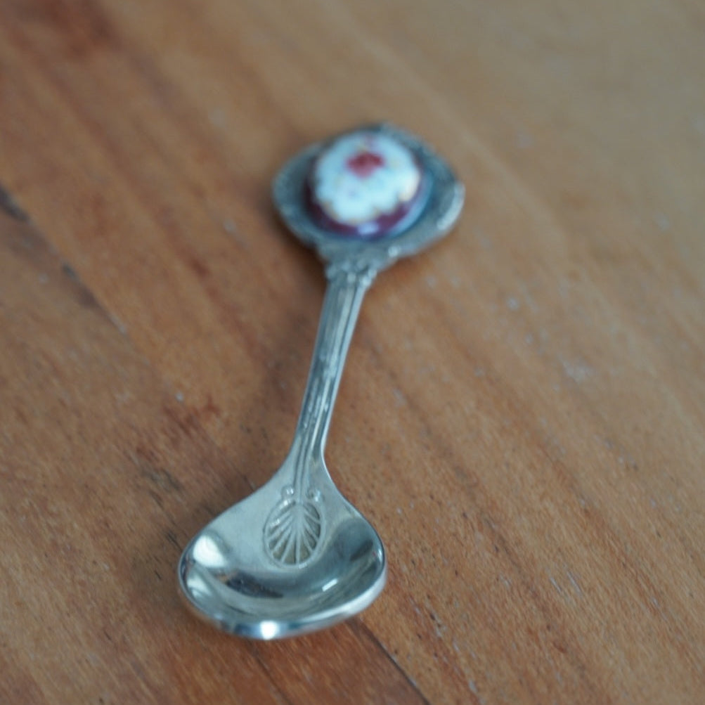 Cuillère à thé "Jane" en métal avec son médaillon en porcelaine fleuri Royal Albert