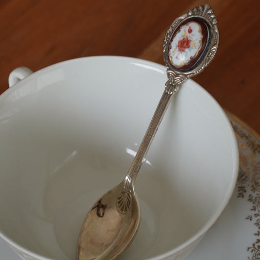 Cuillère à thé "Jane" en métal avec son médaillon en porcelaine fleuri Royal Albert