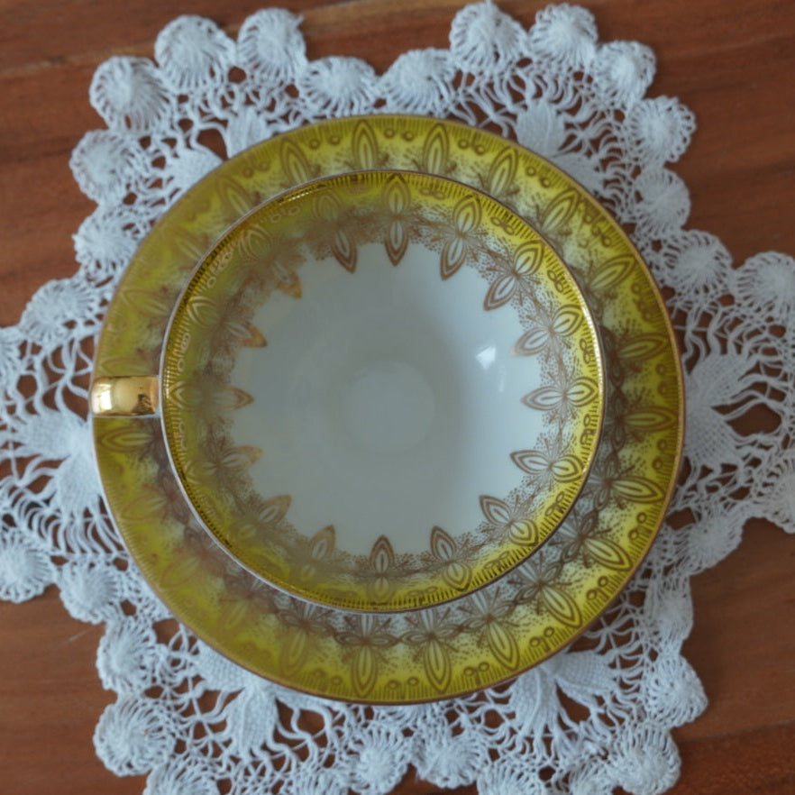 Tasse "Walburga" en porcelaine allemande sur pied dorée et verte/jaune Wunsiedel Bavaria Germany