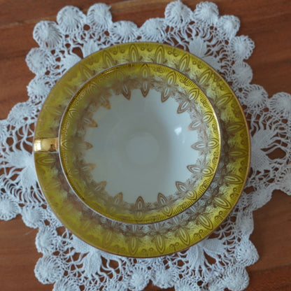 Tasse "Walburga" en porcelaine allemande sur pied dorée et verte/jaune Wunsiedel Bavaria Germany