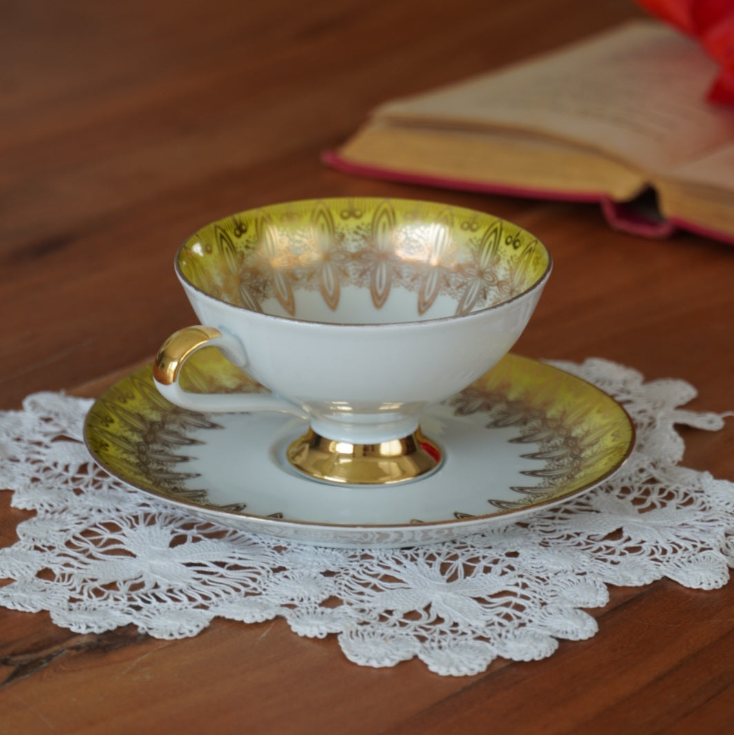 Tasse "Walburga" en porcelaine allemande sur pied dorée et verte/jaune Wunsiedel Bavaria Germany