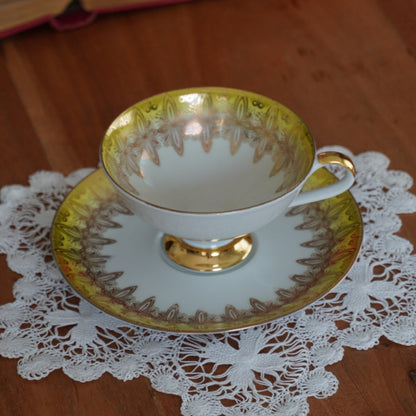 Tasse "Walburga" en porcelaine allemande sur pied dorée et verte/jaune Wunsiedel Bavaria Germany
