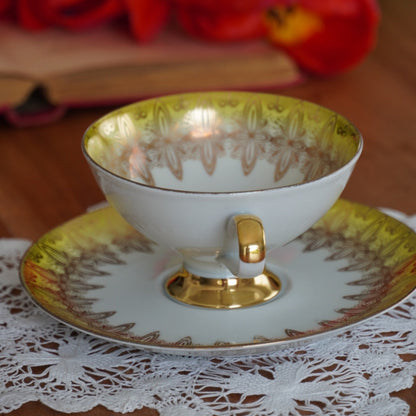 Tasse "Walburga" en porcelaine allemande sur pied dorée et verte/jaune Wunsiedel Bavaria Germany