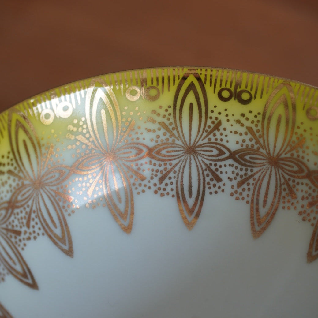 Tasse "Walburga" en porcelaine allemande sur pied dorée et verte/jaune Wunsiedel Bavaria Germany