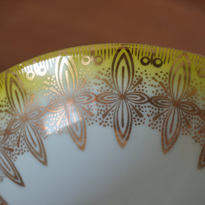 Tasse "Walburga" en porcelaine allemande sur pied dorée et verte/jaune Wunsiedel Bavaria Germany