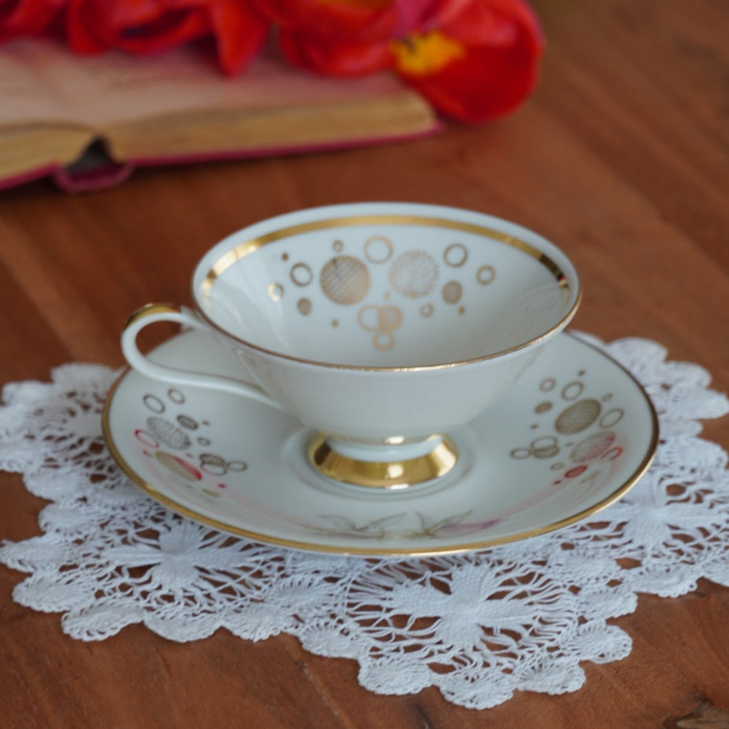 Tasse "Heidi" en porcelaine allemande sur pied fleurie et dorée Bavaria Schirnding Qualitäts-Porzellan