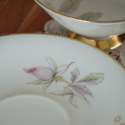 Tasse "Heidi" en porcelaine allemande sur pied fleurie et dorée Bavaria Schirnding Qualitäts-Porzellan