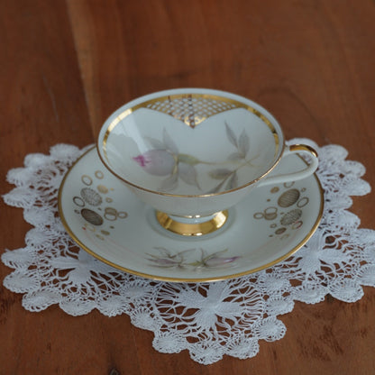 Tasse "Heidi" en porcelaine allemande sur pied fleurie et dorée Bavaria Schirnding Qualitäts-Porzellan