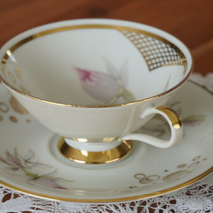 Tasse "Heidi" en porcelaine allemande sur pied fleurie et dorée Bavaria Schirnding Qualitäts-Porzellan