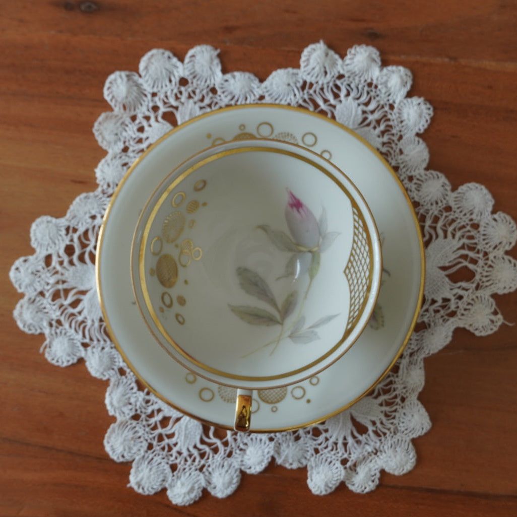 Tasse "Heidi" en porcelaine allemande sur pied fleurie et dorée Bavaria Schirnding Qualitäts-Porzellan