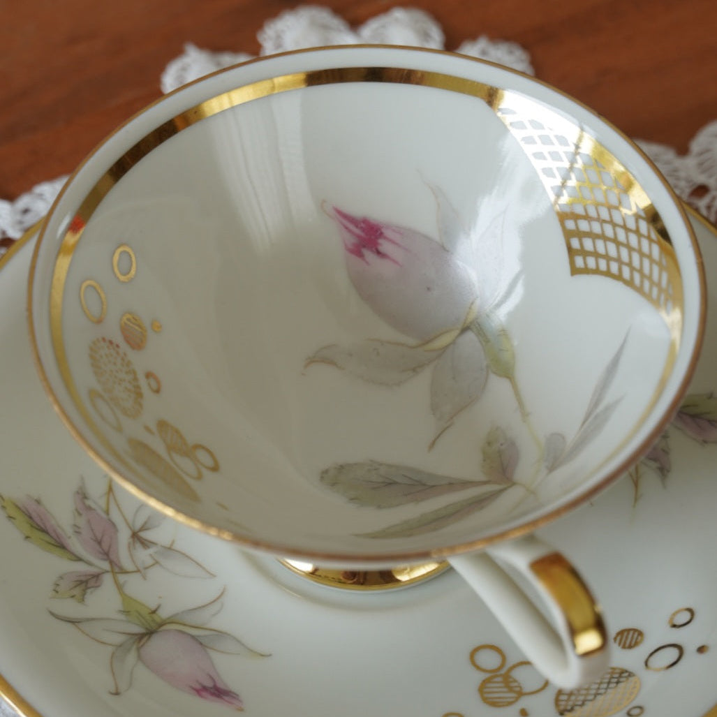 Tasse "Heidi" en porcelaine allemande sur pied fleurie et dorée Bavaria Schirnding Qualitäts-Porzellan