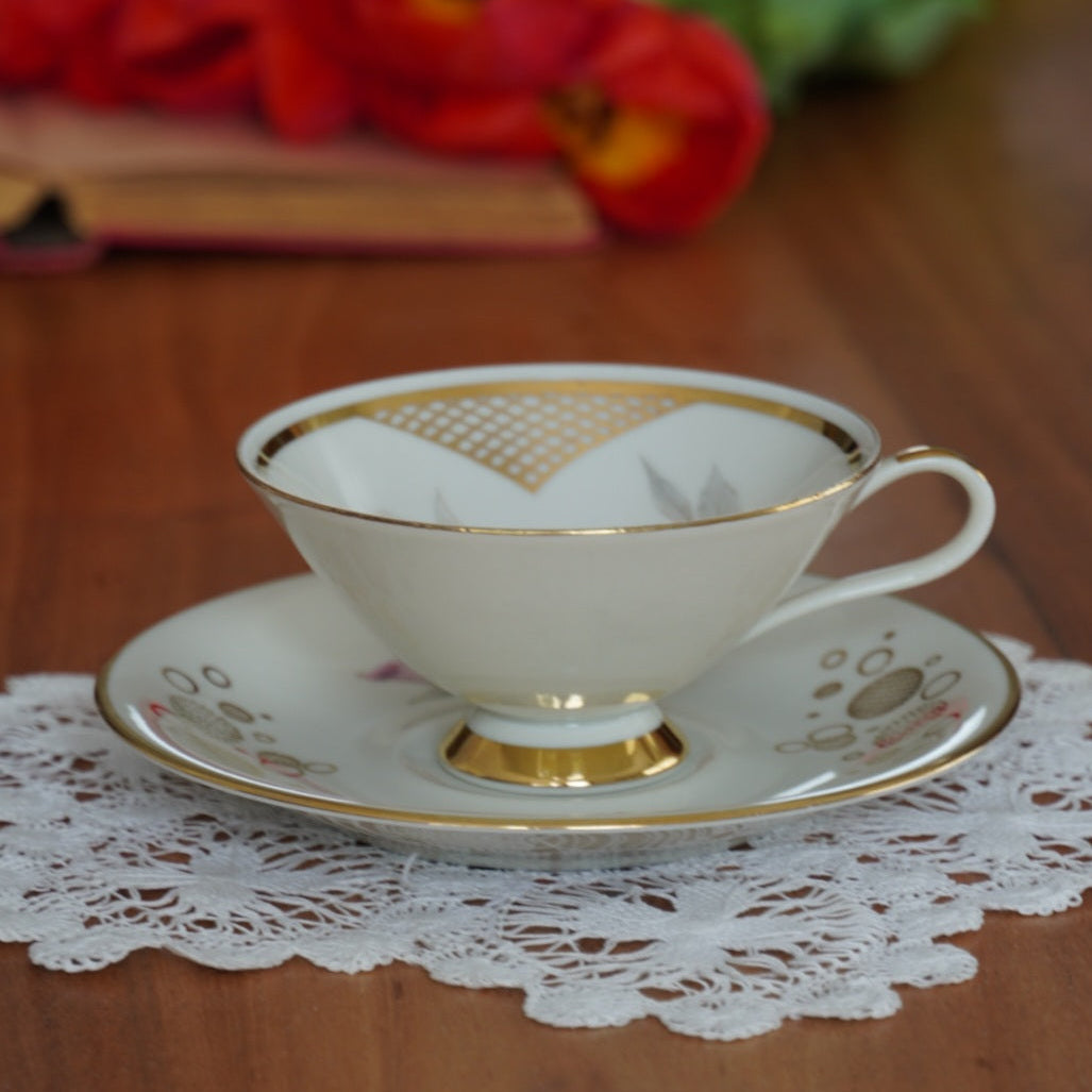 Tasse "Heidi" en porcelaine allemande sur pied fleurie et dorée Bavaria Schirnding Qualitäts-Porzellan