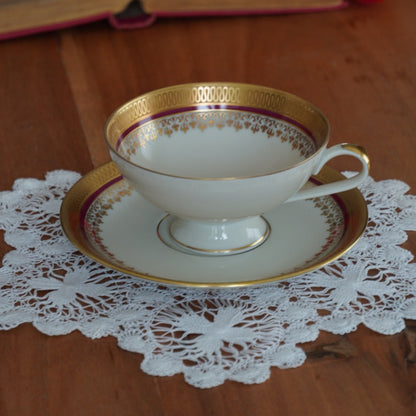 Tasse "Gretchen" en porcelaine allemande sur pied dorée et rouge Johann Haviland Bavaria