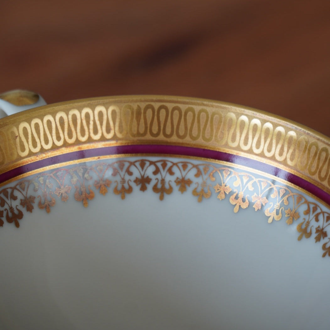 Tasse "Gretchen" en porcelaine allemande sur pied dorée et rouge Johann Haviland Bavaria