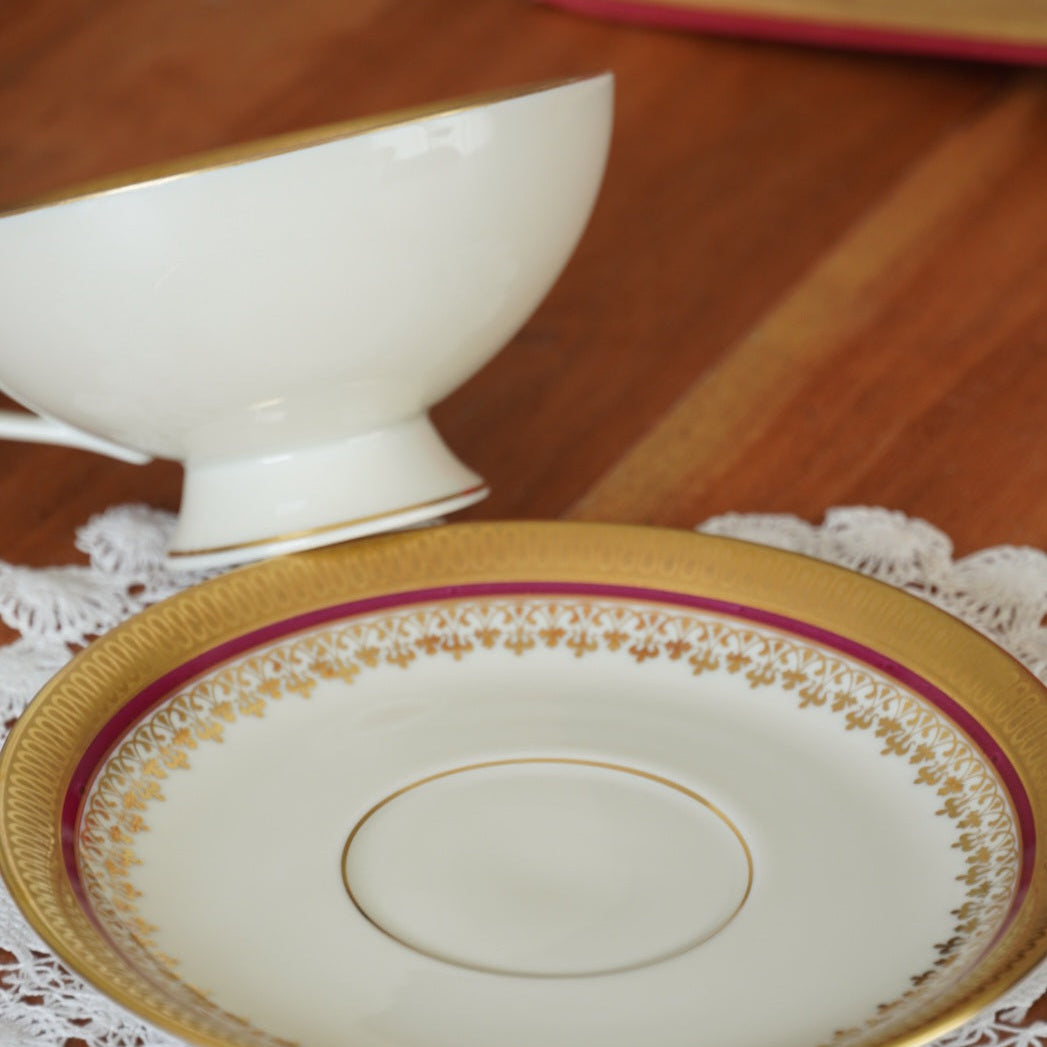 Tasse "Gretchen" en porcelaine allemande sur pied dorée et rouge Johann Haviland Bavaria