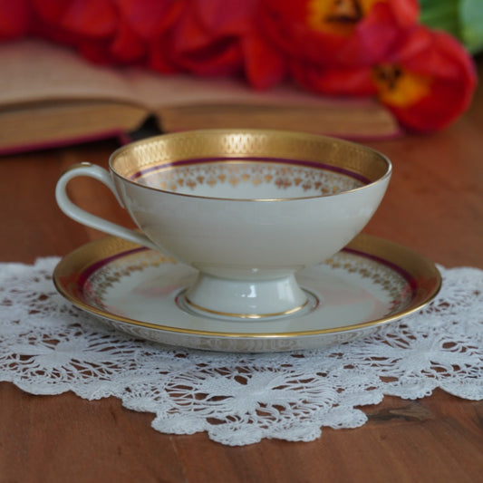 Tasse "Gretchen" en porcelaine allemande sur pied dorée et rouge Johann Haviland Bavaria