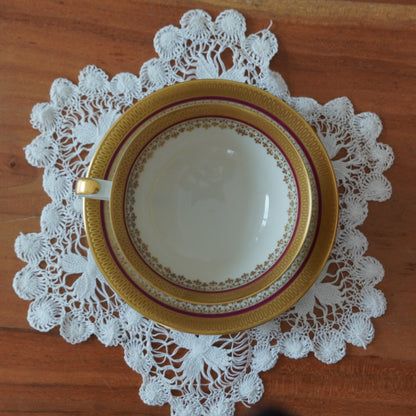 Tasse "Gretchen" en porcelaine allemande sur pied dorée et rouge Johann Haviland Bavaria