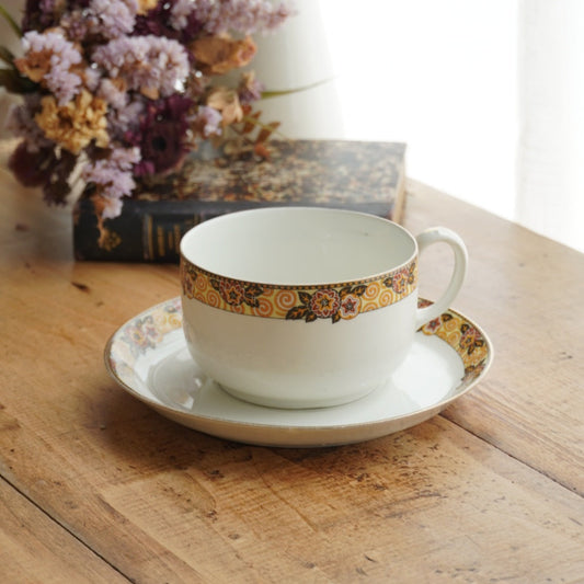 Grande tasse "Séphine" en porcelaine de Limoges couronnes motifs floraux orangés, jaunes et noirs