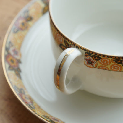 Grande tasse "Séphine" en porcelaine de Limoges couronnes motifs floraux orangés, jaunes et noirs