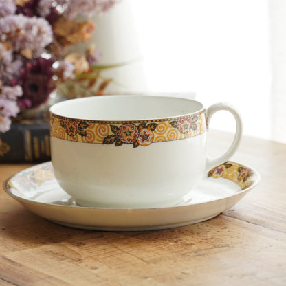 Grande tasse "Séphine" en porcelaine de Limoges couronnes motifs floraux orangés, jaunes et noirs