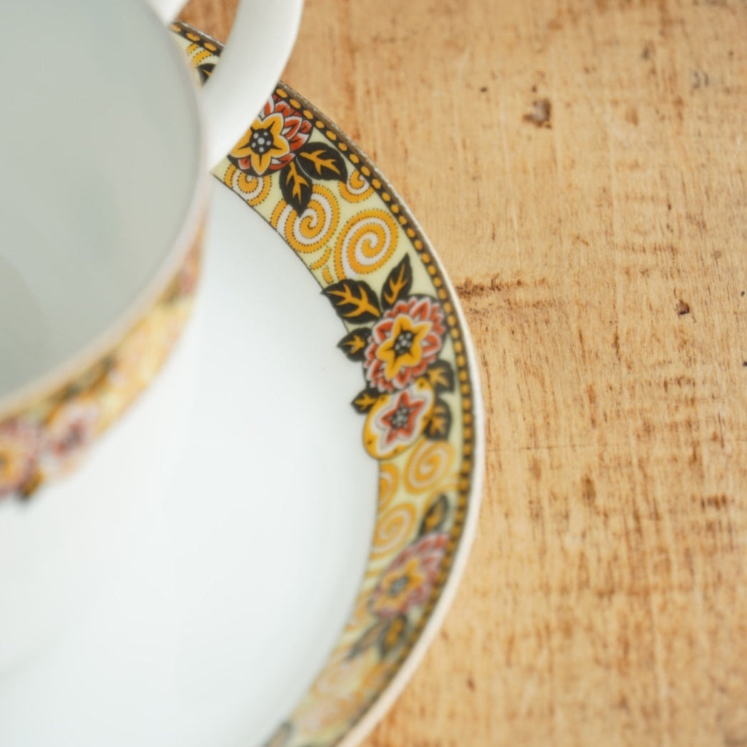 Grande tasse "Séphine" en porcelaine de Limoges couronnes motifs floraux orangés, jaunes et noirs