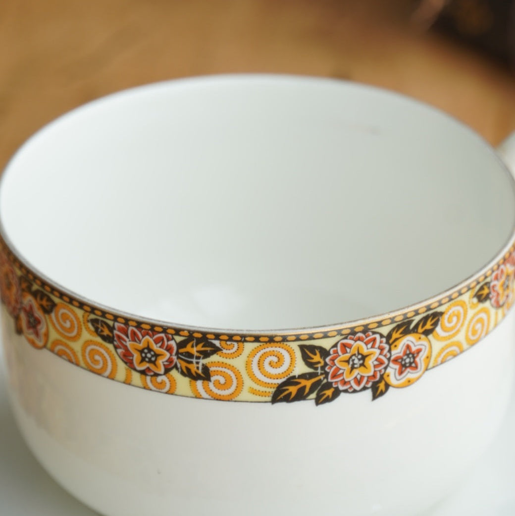 Grande tasse "Séphine" en porcelaine de Limoges couronnes motifs floraux orangés, jaunes et noirs