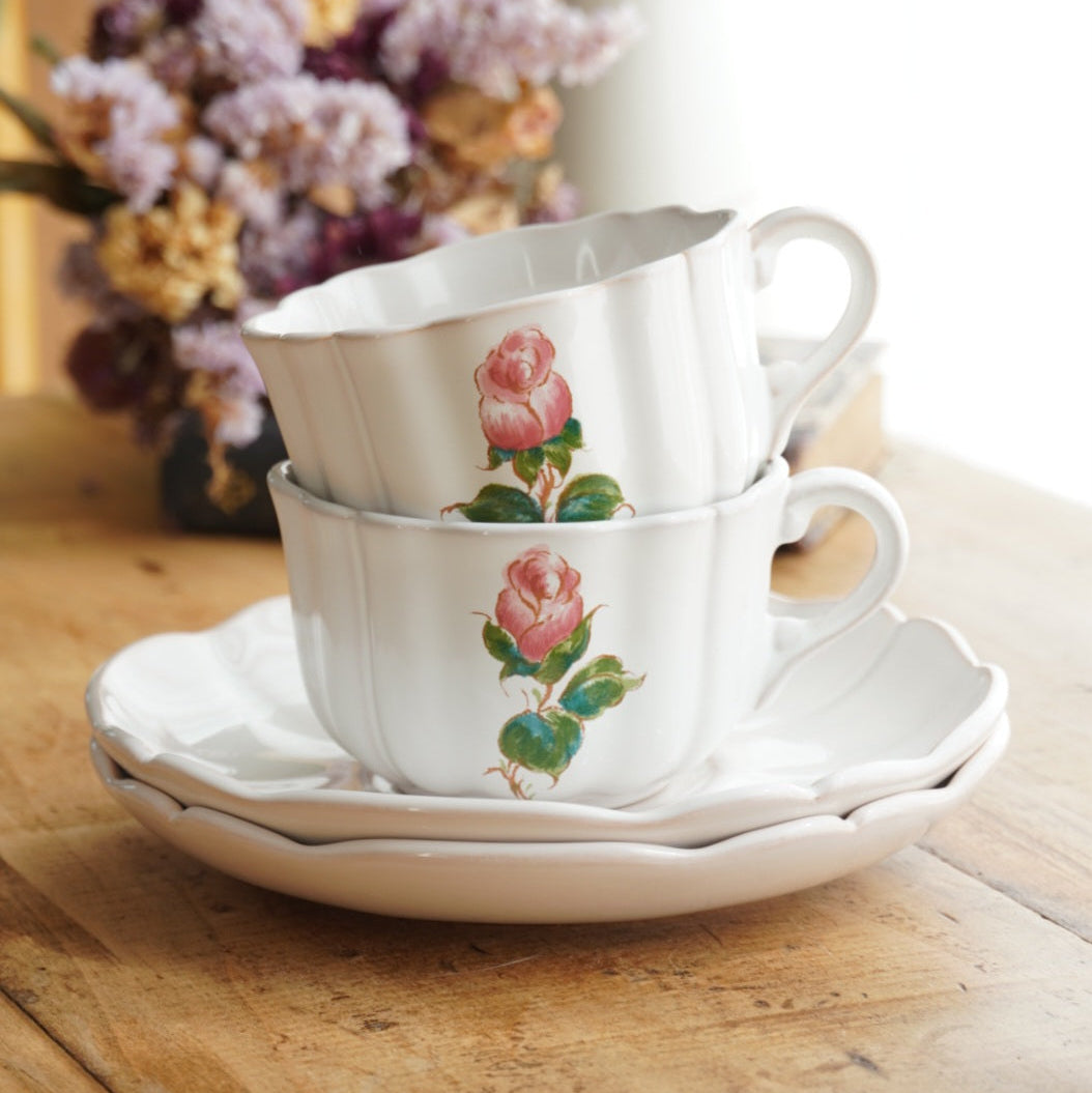 Tête-à-tête de grandes tasses "Junie" en faïence française fleurie et festonnée Motton