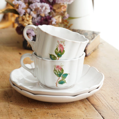 Tête-à-tête de grandes tasses "Junie" en faïence française fleurie et festonnée Motton