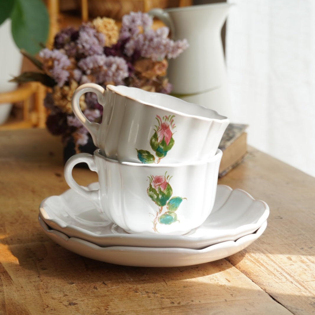 Tête-à-tête de grandes tasses "Junie" en faïence française fleurie et festonnée Motton