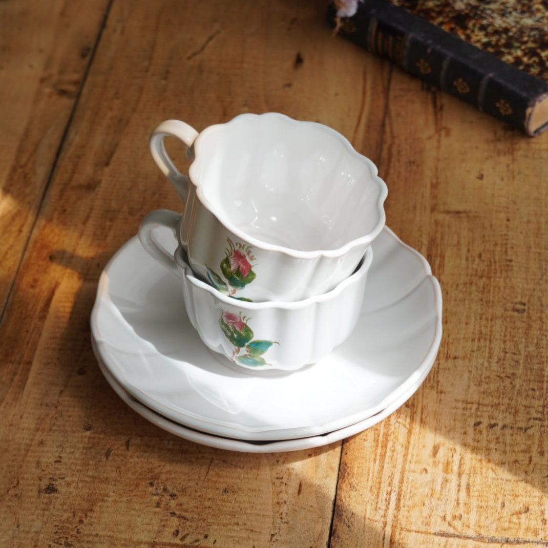 Tête-à-tête de grandes tasses "Junie" en faïence française fleurie et festonnée Motton