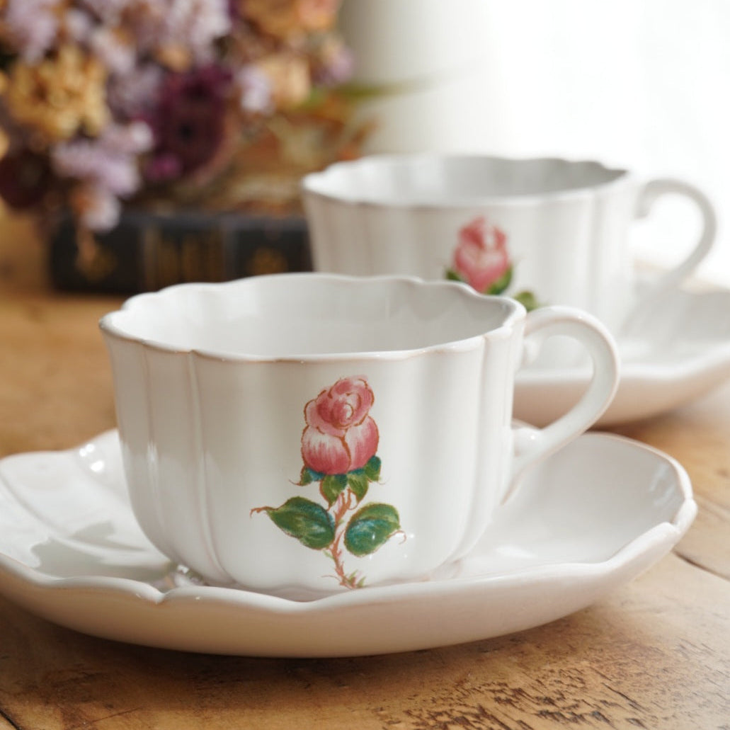 Tête-à-tête de grandes tasses "Junie" en faïence française fleurie et festonnée Motton