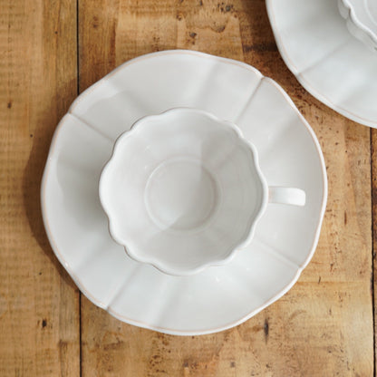 Tête-à-tête de grandes tasses "Junie" en faïence française fleurie et festonnée Motton