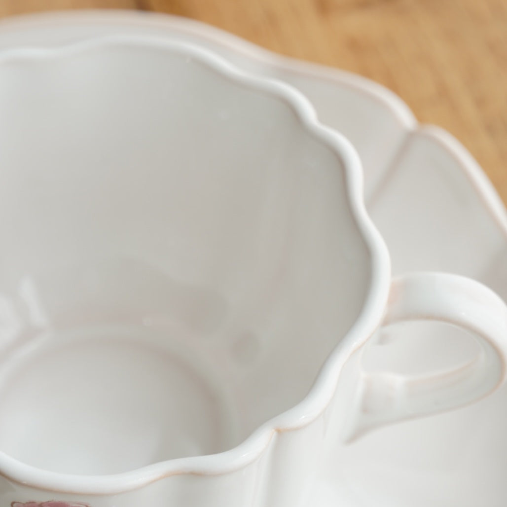 Tête-à-tête de grandes tasses "Junie" en faïence française fleurie et festonnée Motton