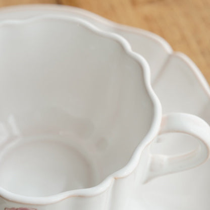 Tête-à-tête de grandes tasses "Junie" en faïence française fleurie et festonnée Motton