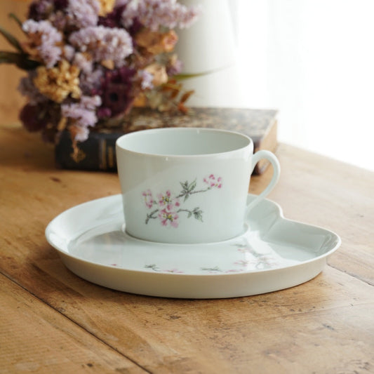 Grande tasse "Gloriande" et sa grande sous-tasse à gâteau en véritable porcelaine française fleurie
