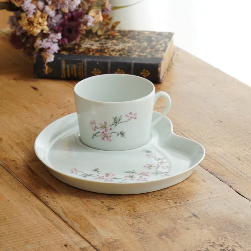 Grande tasse "Gloriande" et sa grande sous-tasse à gâteau en véritable porcelaine française fleurie