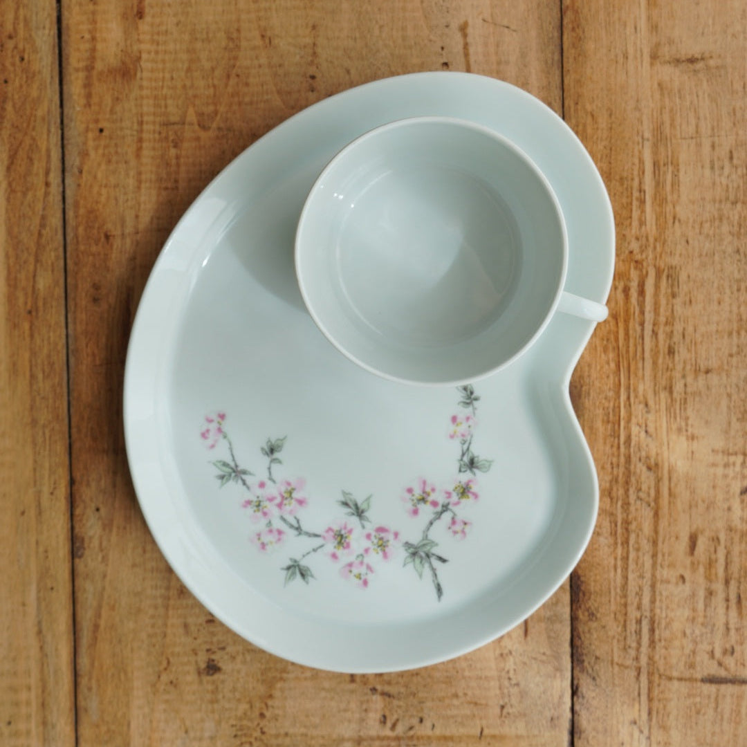Grande tasse "Gloriande" et sa grande sous-tasse à gâteau en véritable porcelaine française fleurie