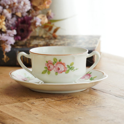 Tasse à 2 anses "Irise" en porcelaine de Limoges fleurie GDA