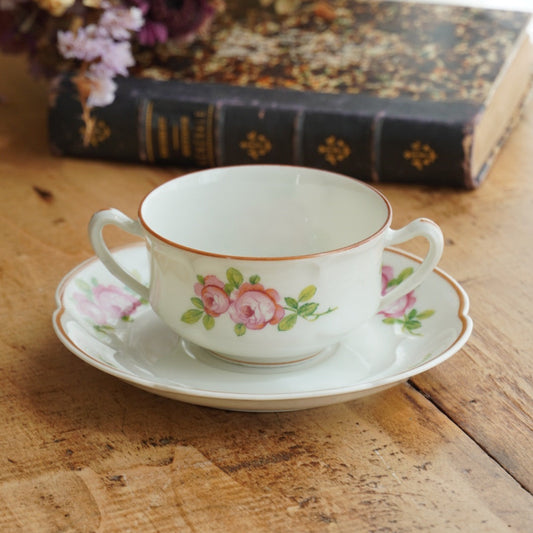 Tasse à 2 anses "Irise" en porcelaine de Limoges fleurie GDA