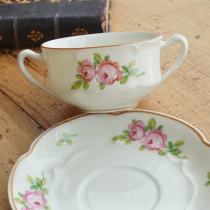 Tasse à 2 anses "Irise" en porcelaine de Limoges fleurie GDA