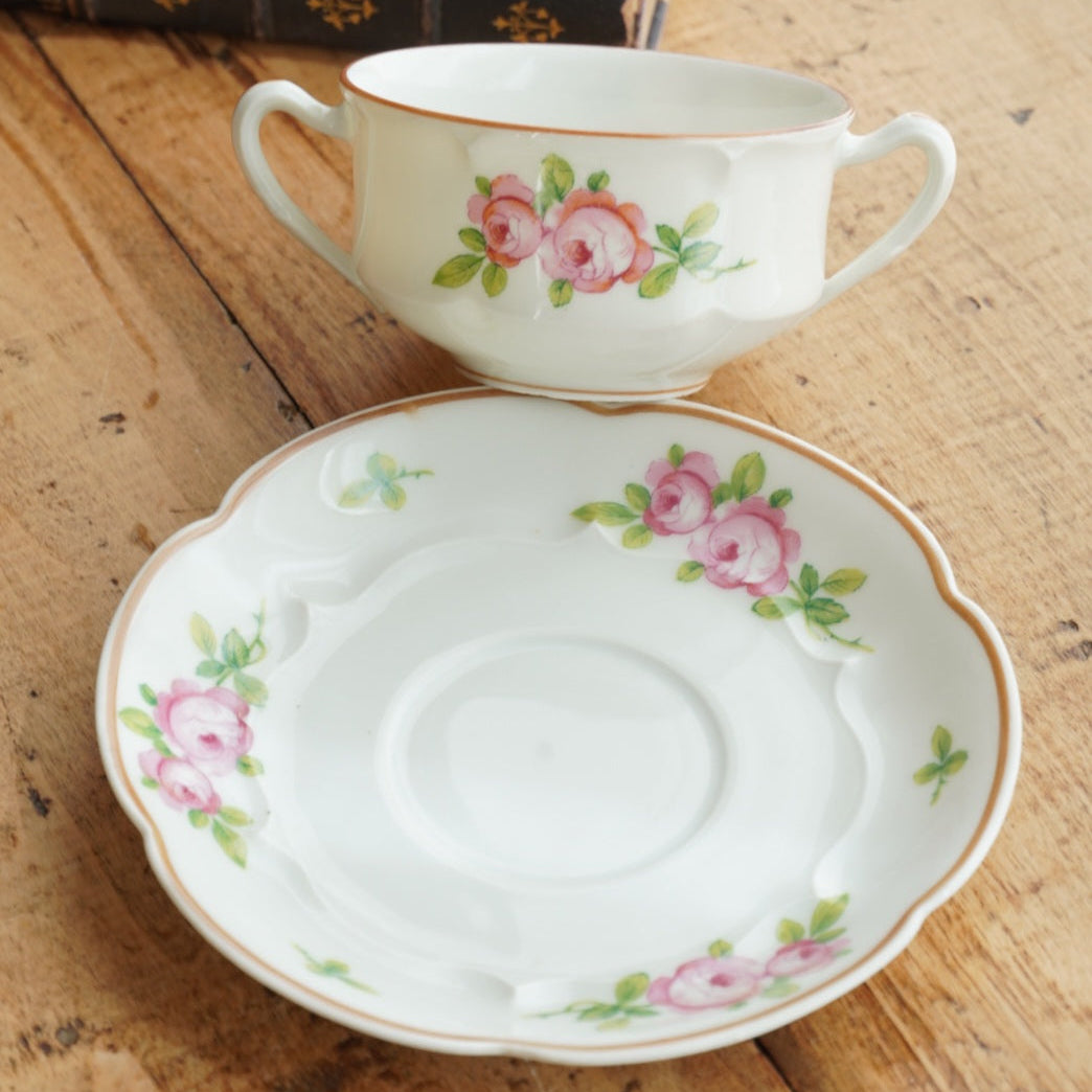 Tasse à 2 anses "Irise" en porcelaine de Limoges fleurie GDA